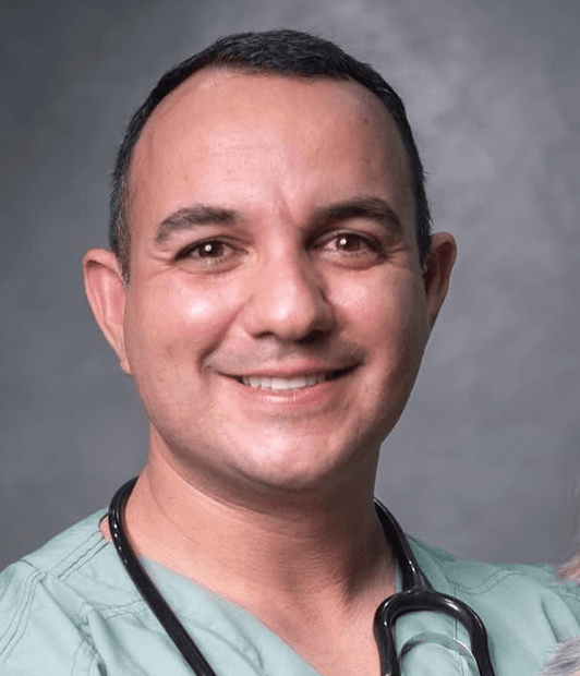 Dr. Rafael Moura sorrindo, com estetoscópio